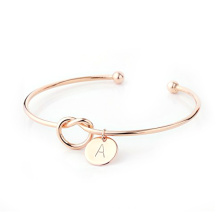 Muestra gratis Single Heart Bangle Love Pulsera inicial de nudo de acero inoxidable